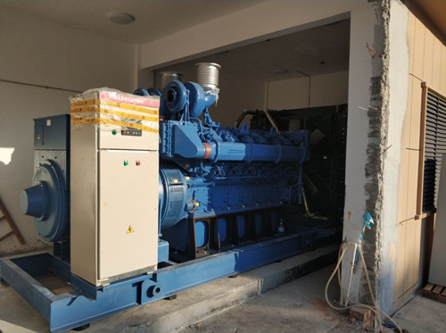 荼陵縣人民醫(yī)院定購(gòu)1200KW發(fā)電機(jī)組抵達(dá)現(xiàn)場(chǎng)，安裝調(diào)試驗(yàn)收成功